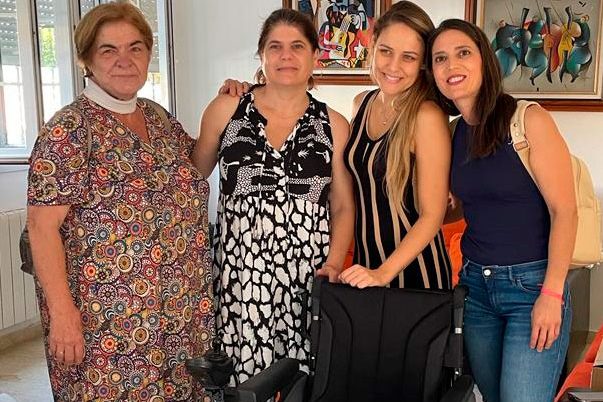 Cocemfe Badajoz dona una silla de ruedas eléctrica a una vecina de Mérida con discapacidad