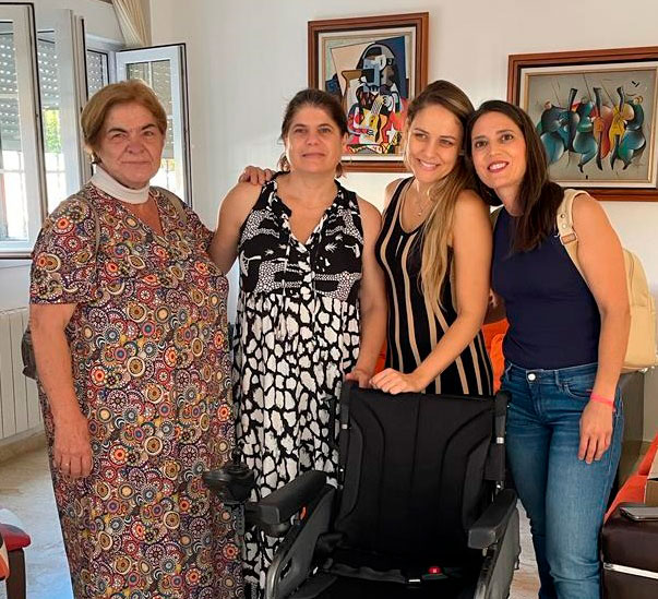 Cocemfe Badajoz dona una silla de ruedas eléctrica a una vecina de Mérida con discapacidad