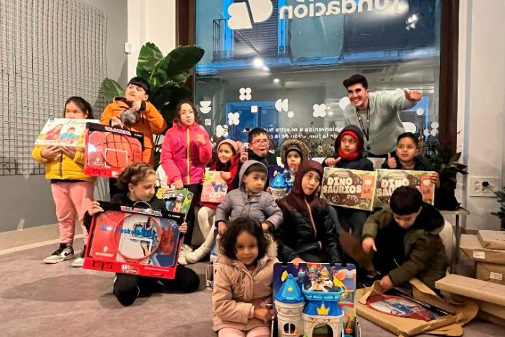 Fundación CB entrega regalos a niños de familias de Badajoz sin recursos