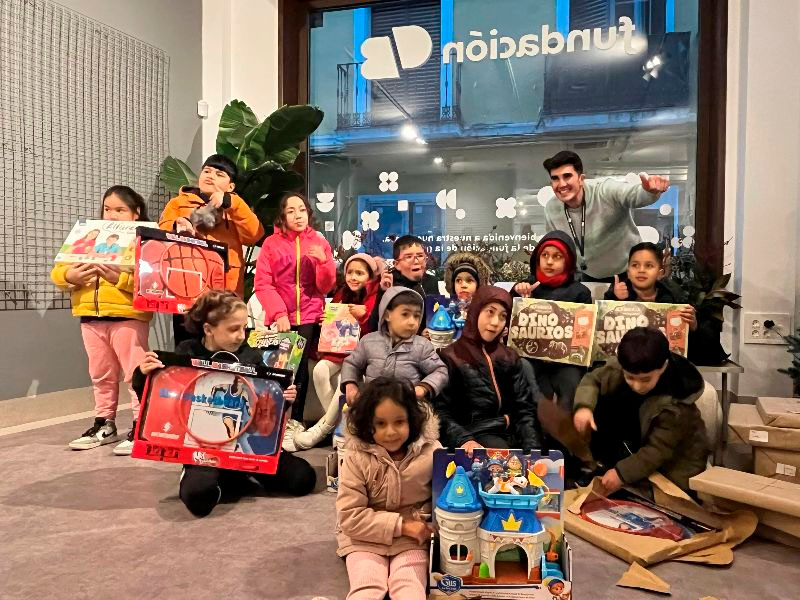 20240110_sociedad_fundacioncb Fundación CB entrega regalos a niños de familias de Badajoz sin recursos