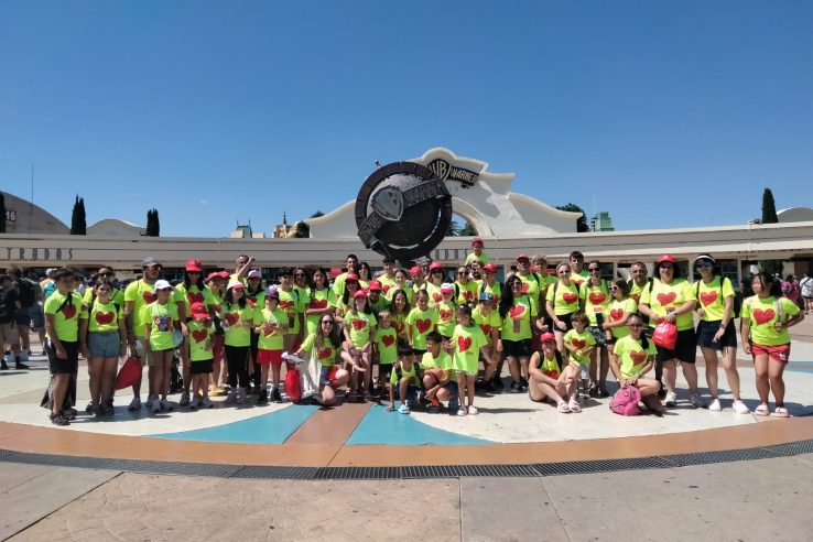 ADMO Extremadura organiza una nueva edición de su programa de 'Respiro familiar' visitando el Parque Warner