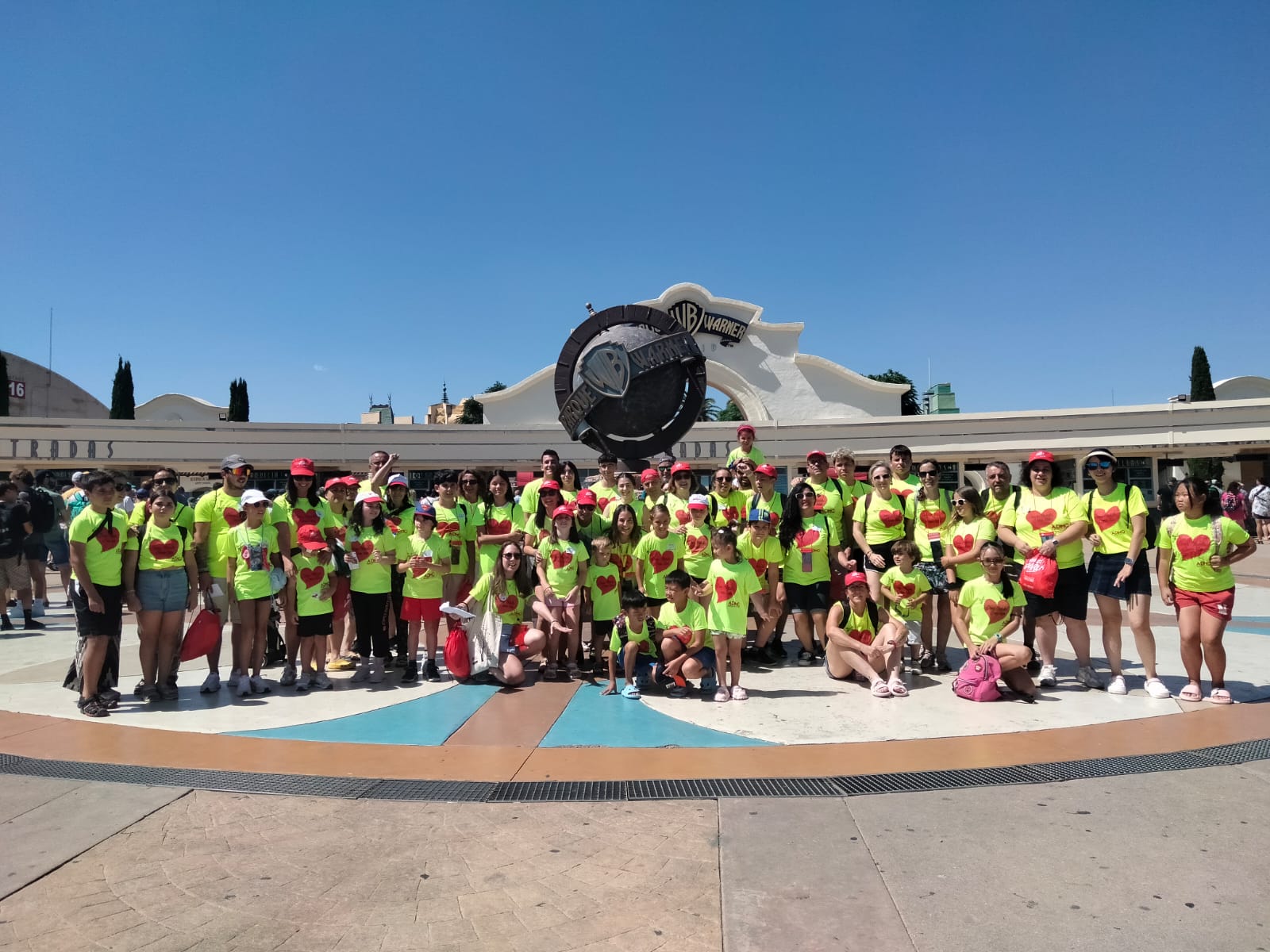 ADMO Extremadura organiza una nueva edición de su programa de 'Respiro familiar' visitando el Parque Warner