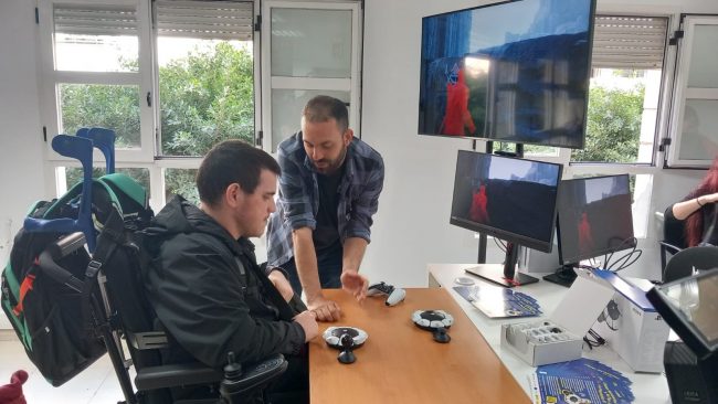 El nuevo mando accesible para PlayStation 5 puede probarse en la oficina de Inserta Empleo en Mérida