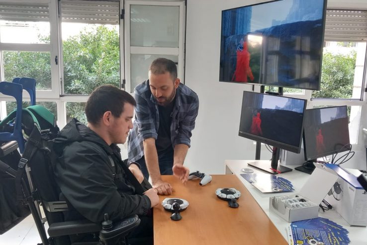 El nuevo mando accesible para PlayStation 5 puede probarse en la oficina de Inserta Empleo en Mérida