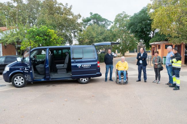 La Diputación de Cáceres dona una furgoneta a la Asociación comarcal de discapacitados físicos y psíquicos de Las Villuercas