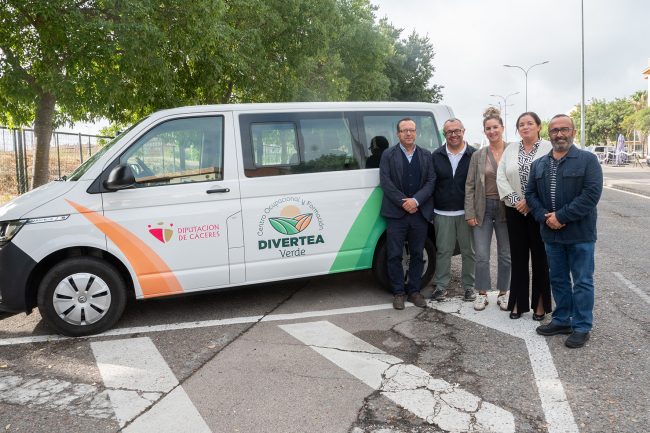 Divertea adquiere una furgoneta para el transporte de sus usuarios con la colaboración de la Diputación de Cáceres