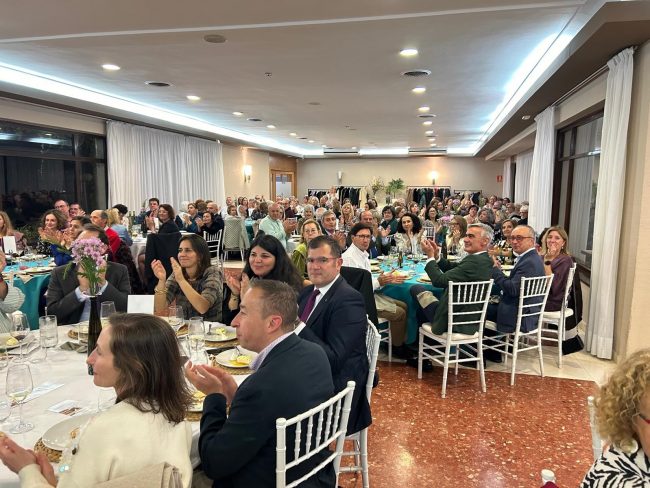 La gala solidaria de la Asociación Española Contra el Cáncer en Cáceres recauda más de 9.000 euros