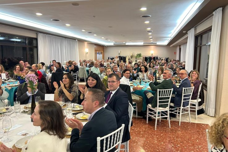 La gala solidaria de la Asociación Española Contra el Cáncer en Cáceres recauda más de 9.000 euros