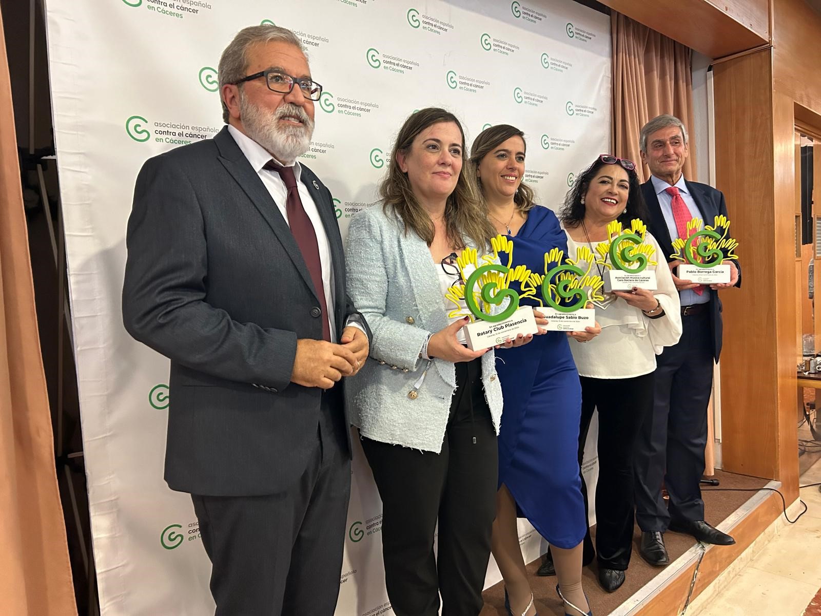La gala solidaria de la Asociación Española Contra el Cáncer en Cáceres recauda más de 9.000 euros