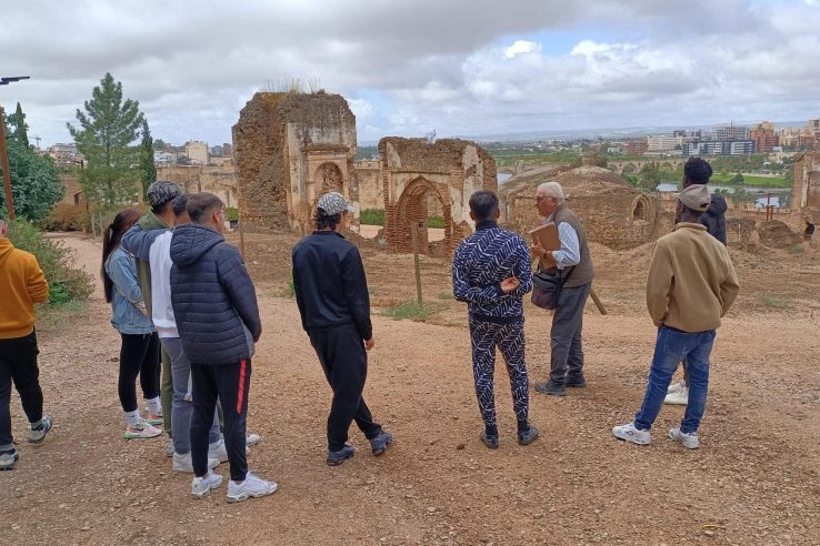Los participantes del programa 'Futuro' de Fundación CB conocen el patrimonio histórico de Badajoz