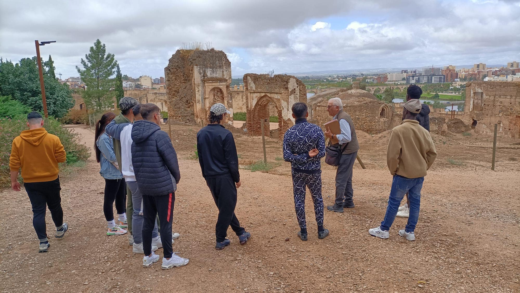 20241213_formacion_fundacioncb Los participantes del programa 'Futuro' de Fundación CB conocen el patrimonio histórico de Badajoz