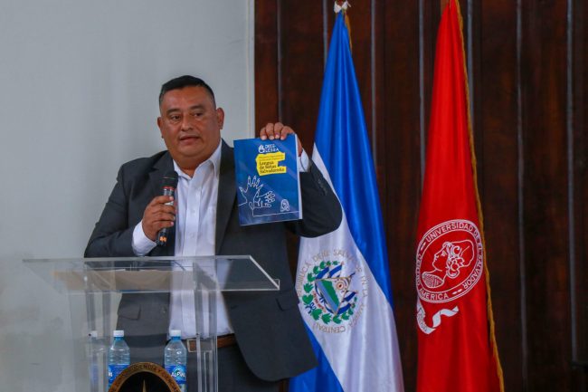 La Universidad de El Salvador desarrolla un diccionario de lengua de signos con fondos aportados desde Extremadura