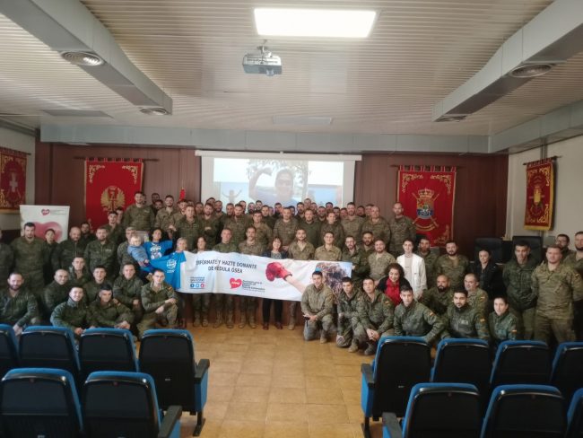 ADMO Extremadura explica su proyecto de donación de médula en la Base General Menacho de Badajoz