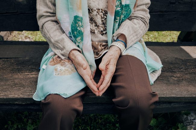 Un informe de la Fundación La Caixa aborda la soledad de las personas mayores