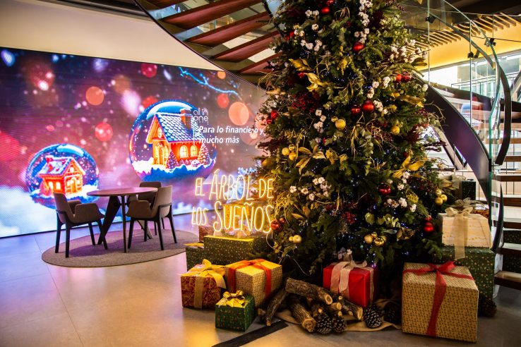 CaixaBank entrega medio millar de regalos a niños de Extremadura en situación de vulnerabilidad con el programa ‘El árbol de los sueños’