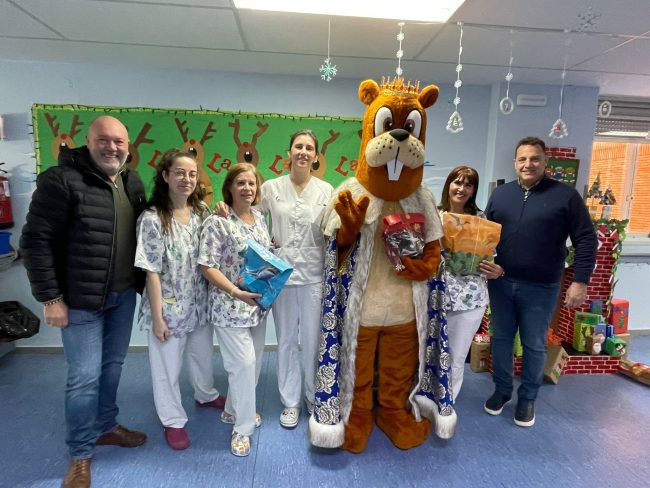 El Rotary Club Cáceres San Jorge lleva la magia de los Reyes Magos al Hospital de Cáceres