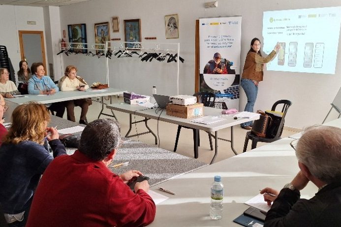 Fundación Telefónica lucha contra la brecha digital de las personas mayores en zonas rurales con el programa 'Reconectados rural'