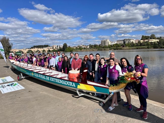 Caja Rural de Extremadura dona un barco dragón al Club Piragüismo Extremadura