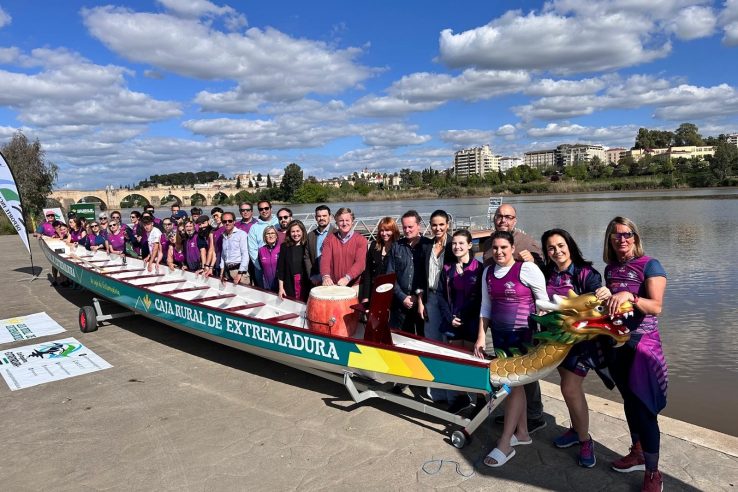 Caja Rural de Extremadura dona un barco dragón al Club Piragüismo Extremadura