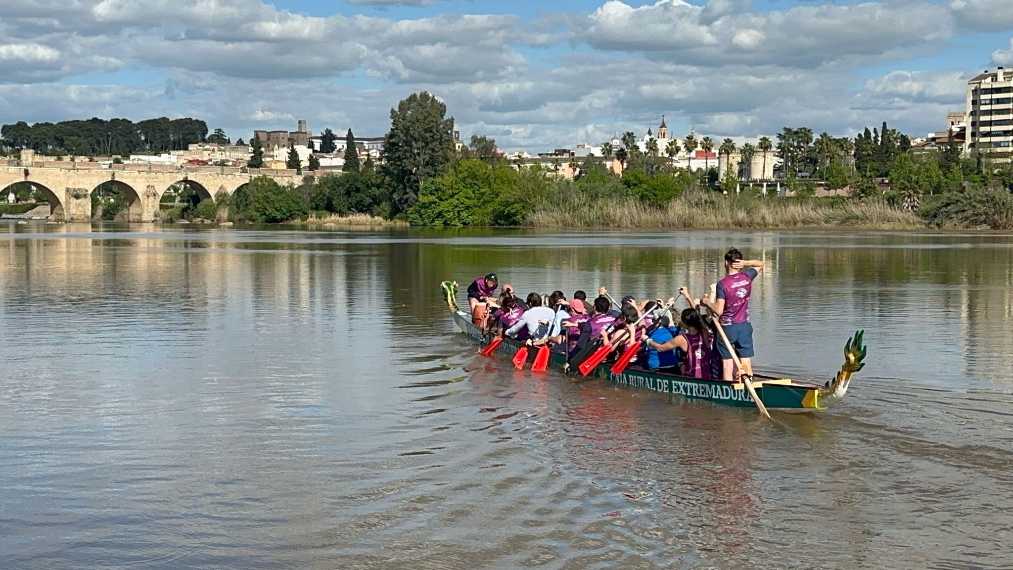 Caja Rural de Extremadura dona un barco dragón al Club Piragüismo Extremadura