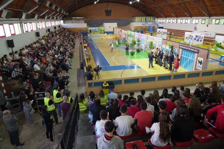 Los perros guía de la ONCE muestran su labor en Cáceres