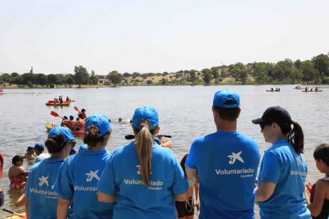 Voluntariado CaixaBank reúne a más de 180 jóvenes en situación de vulnerabilidad en una jornada de piragüismo inclusivo en Mérida