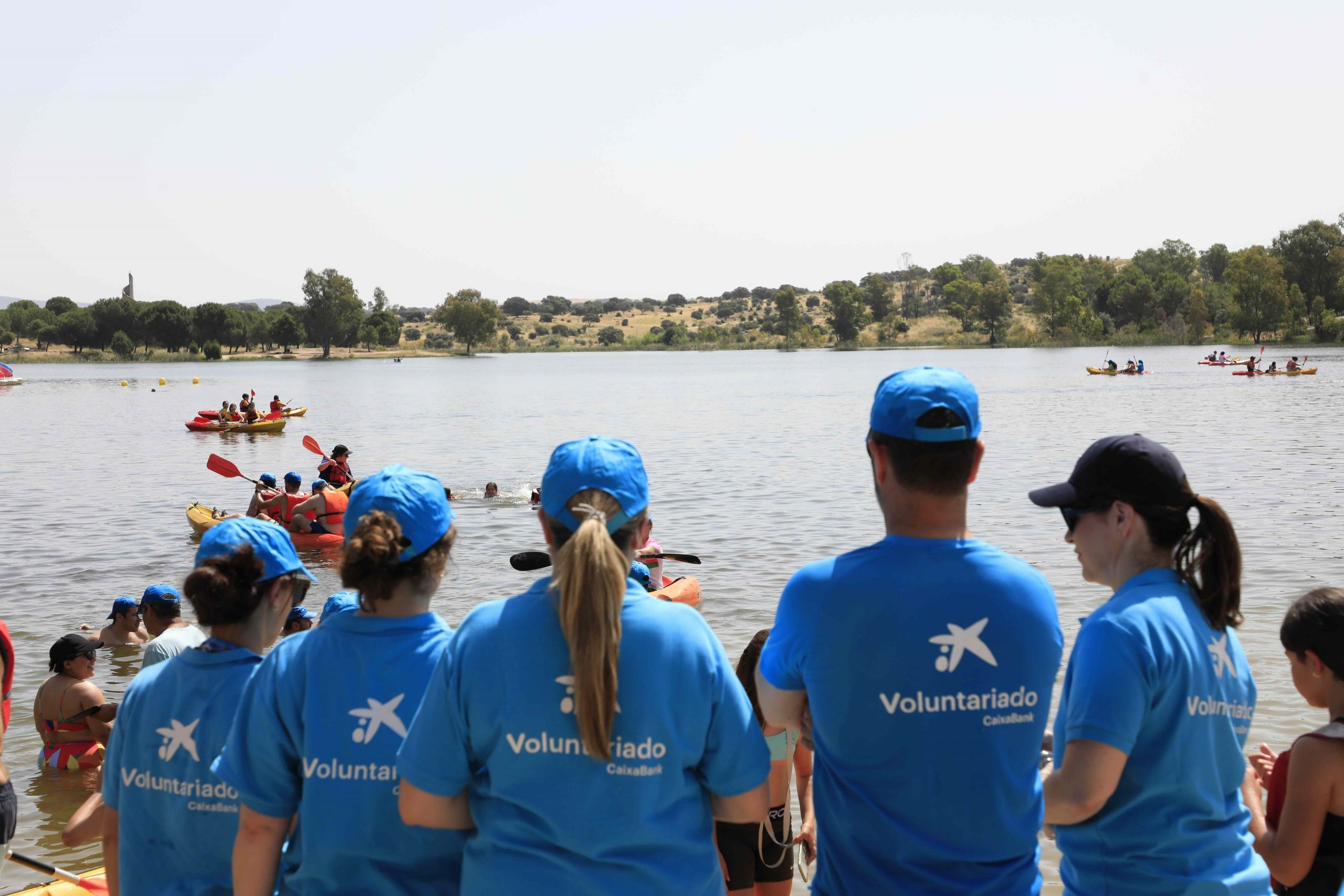 Voluntariado CaixaBank reúne a más de 180 jóvenes en situación de vulnerabilidad en una jornada de piragüismo inclusivo en Mérida