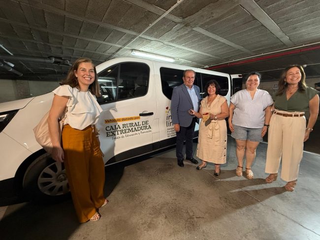 Caja Rural de Extremadura entrega una furgoneta a Aexpainba y Fundación Magdalena Moriche