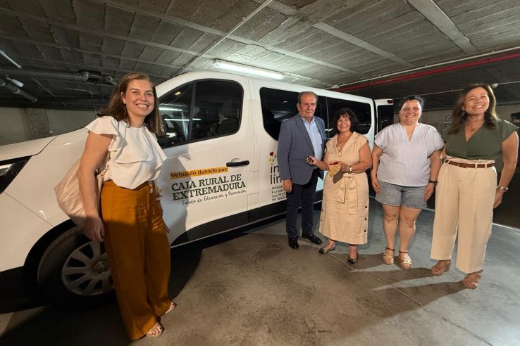 Caja Rural de Extremadura entrega una furgoneta a Aexpainba y Fundación Magdalena Moriche