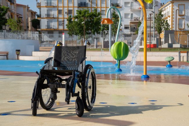 El Ayuntamiento de Mérida adquiere seis sillas de ruedas para su uso en los espacios acuáticos municipales