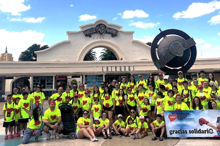 El programa de Respiro Familiar de ADMO Extremadura visita el Parque Warner de Madrid