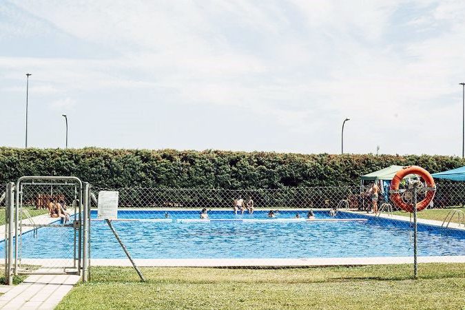 La piscina de la residencia universitaria de Fundación CB en Badajoz abre sus puertas a colectivos vulnerables