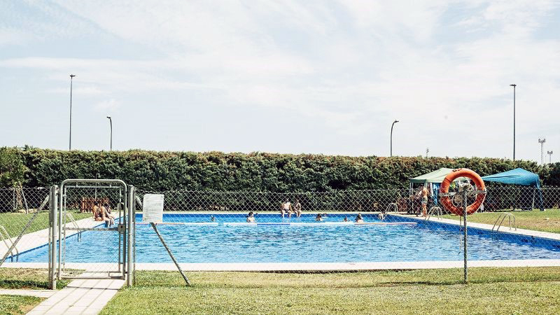 La piscina de la residencia universitaria de Fundación CB en Badajoz abre sus puertas a colectivos vulnerables