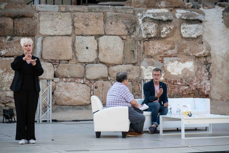 El Ayuntamiento de Mérida adjudica un nuevo contrato de intérpretes de lengua de signos para sus actividades