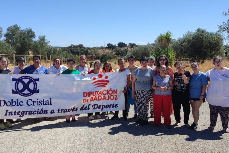 La asociación Doble Cristal muestra sus terapias ecuestres a varios usuarios del centro 'La Providencia' de Ribera del Fresno