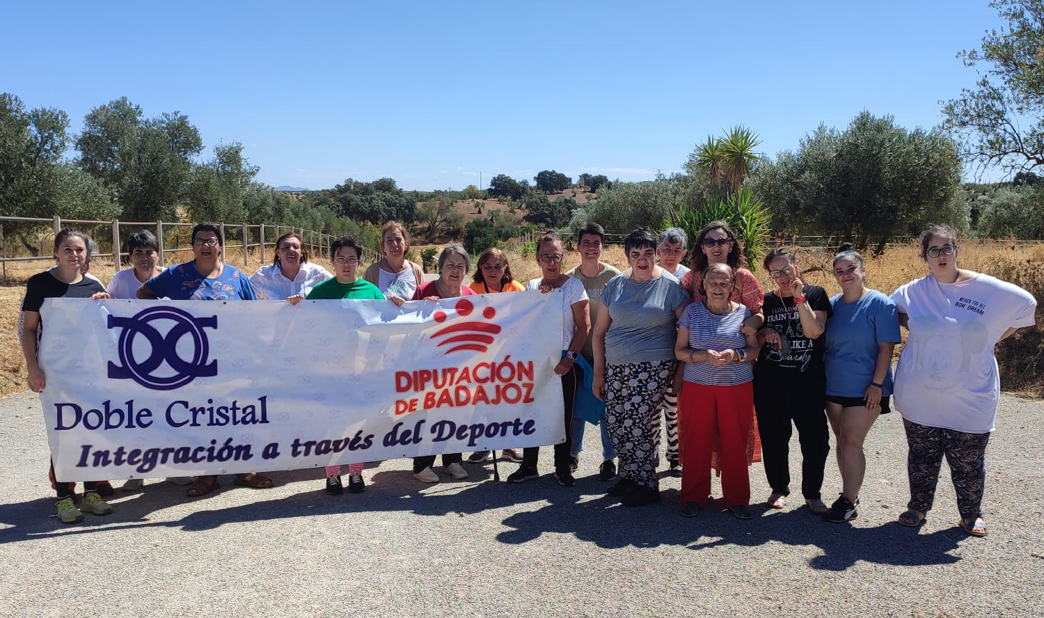 La asociación Doble Cristal muestra sus terapias ecuestres a varios usuarios del centro 'La Providencia' de Ribera del Fresno