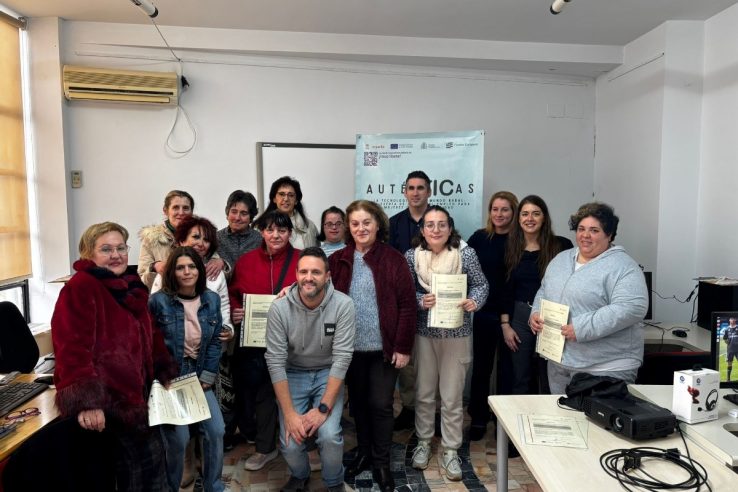 El programa 'AuténTICas' impulsa en Castuera la formación digital de mujeres con discapacidad