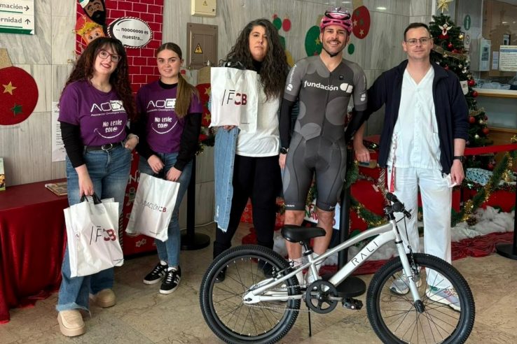Los niños ingresados en el Materno Infantil de Badajoz reciben la visita de Rubén Tanco y una delegación de la Asociación Oncológica Extremeña