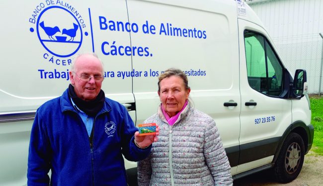 El Banco de Alimentos de Cáceres reparte tarjetas solidarias de Mercadona entre entidades asistenciales