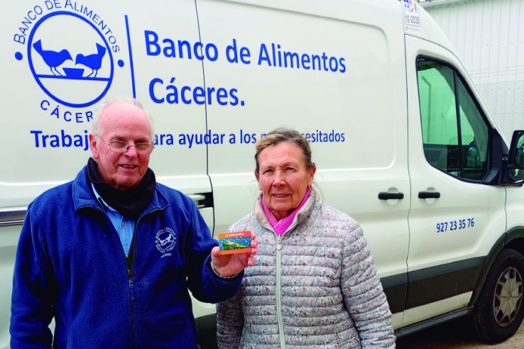 El Banco de Alimentos de Cáceres reparte tarjetas solidarias de Mercadona entre entidades asistenciales