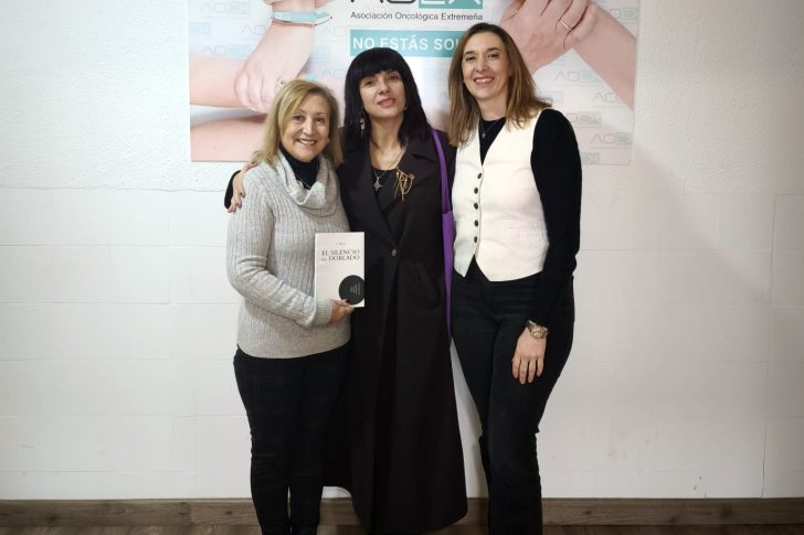 20260203_literatura_aoex La escritora Laura Márquez donará el 60% de los beneficios de 'El silencio del doblado' a la Asociación Oncológica Extremeña