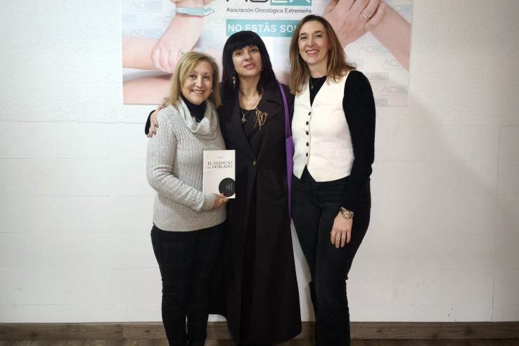 La escritora Laura Márquez donará el 60% de los beneficios de 'El silencio del doblado' a la Asociación Oncológica Extremeña