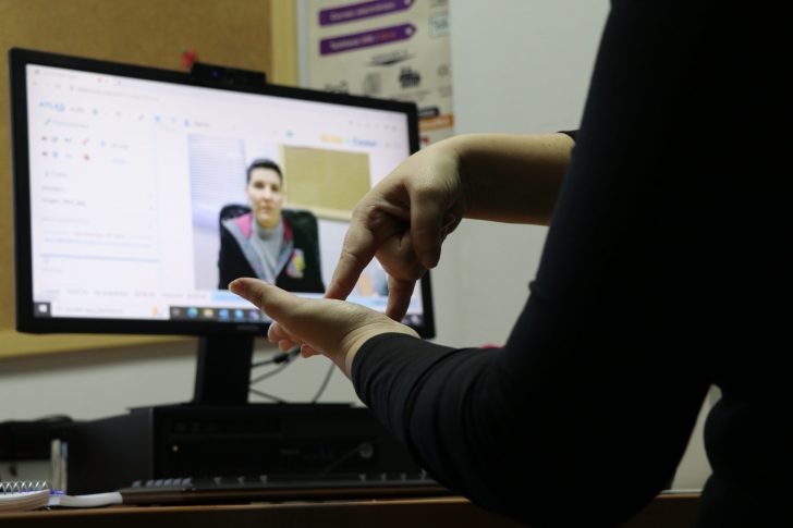 La CNSE alerta sobre el uso de las nuevas tecnologías para ejercer violencia contra mujeres jóvenes sordas