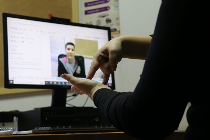 La CNSE alerta sobre el uso de las nuevas tecnologías para ejercer violencia contra mujeres jóvenes sordas