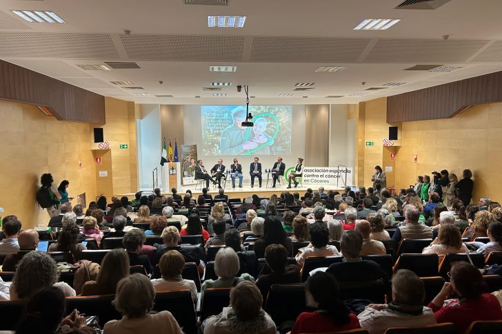 El IX Congreso extremeño de personas con cáncer y familiares pone el acento en la humanización y la escucha