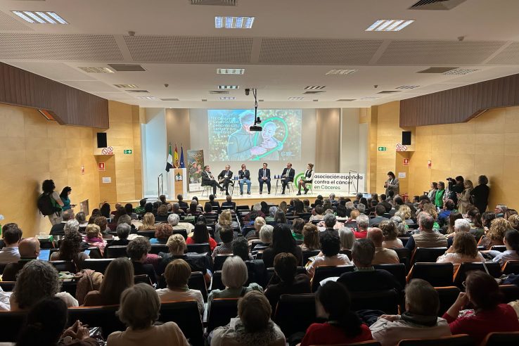 El IX Congreso extremeño de personas con cáncer y familiares pone el acento en la humanización y la escucha