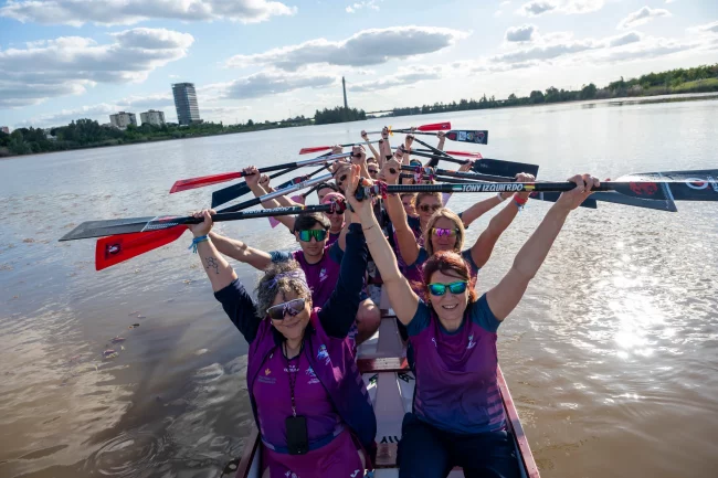 La Universidad de los Mayores promueve en Badajoz el barco dragón como actividad saludable en el Guadiana