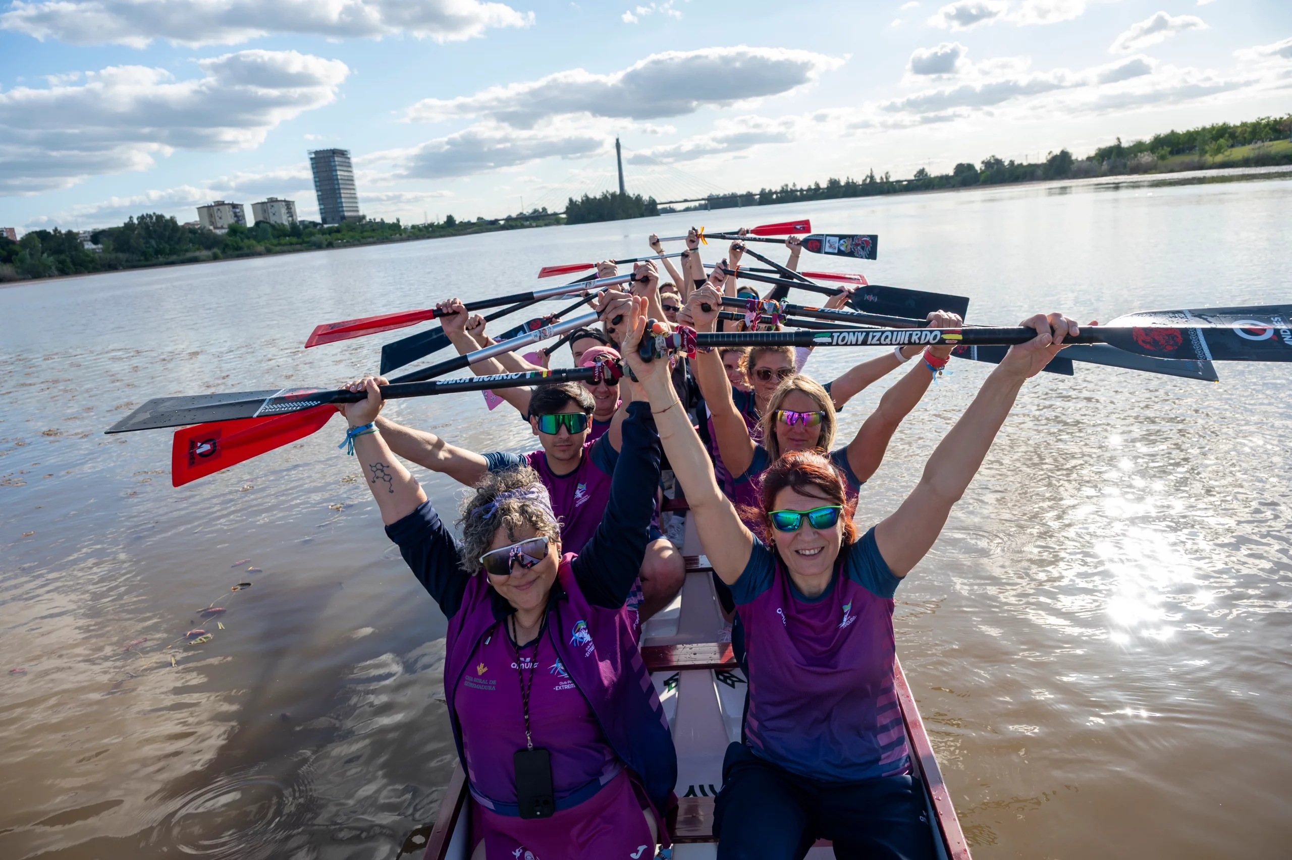 La Universidad de los Mayores promueve en Badajoz el barco dragón como actividad saludable en el Guadiana