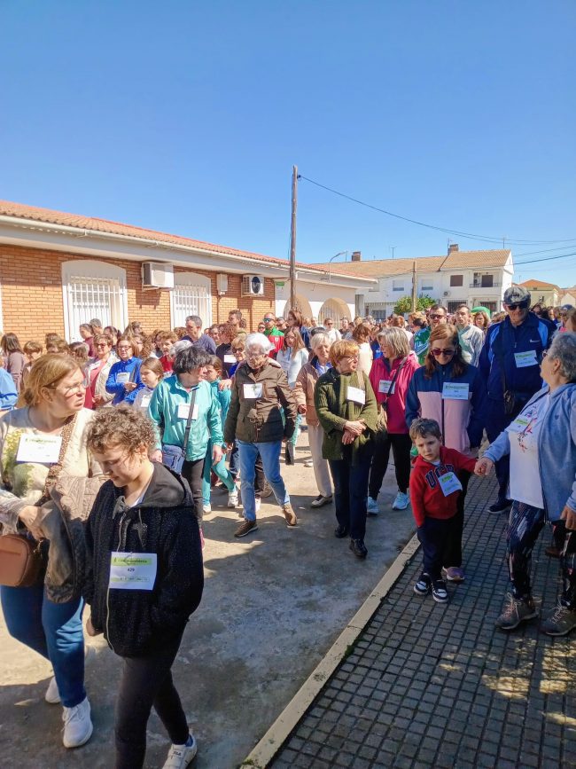 Más de 300 personas participan en Cabeza del Buey en la I Marcha solidaria por la salud