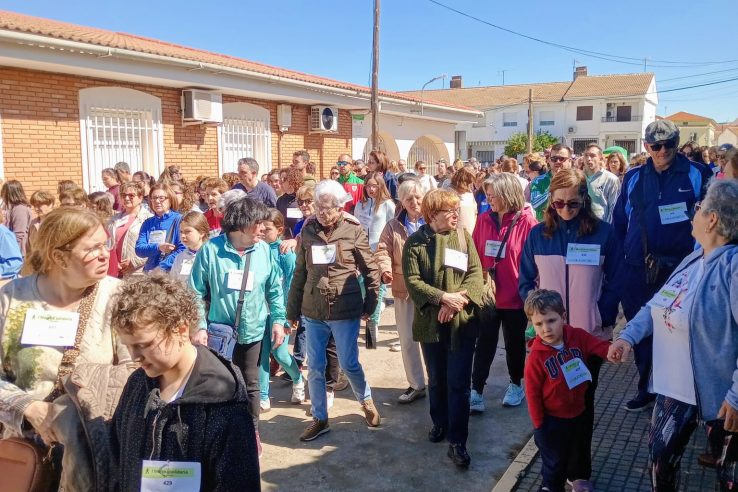 Más de 300 personas participan en Cabeza del Buey en la I Marcha solidaria por la salud